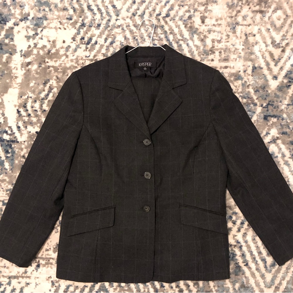 Kasper women’s pant suit